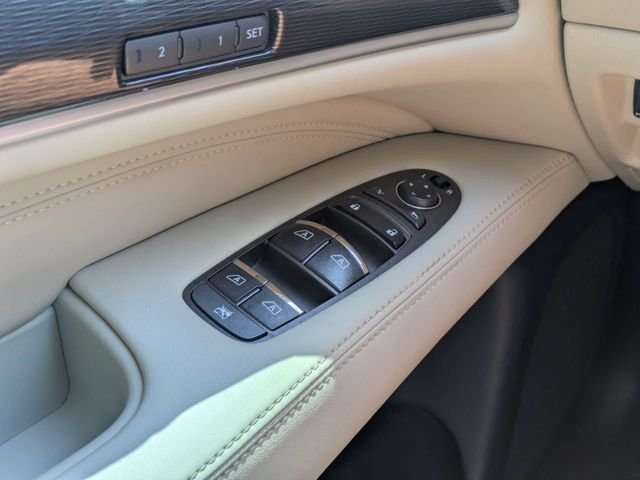 Used 2019 White INFINITI LUXE image 25