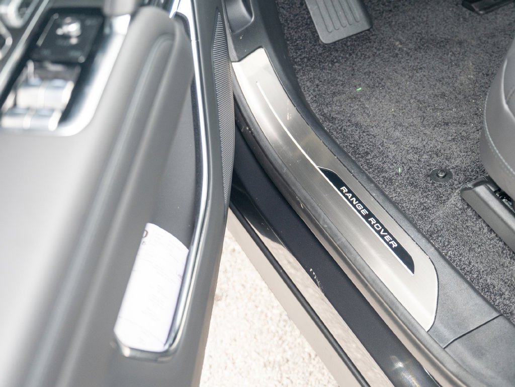 New 2026 Carpathian Grey Land Rover SE image 15