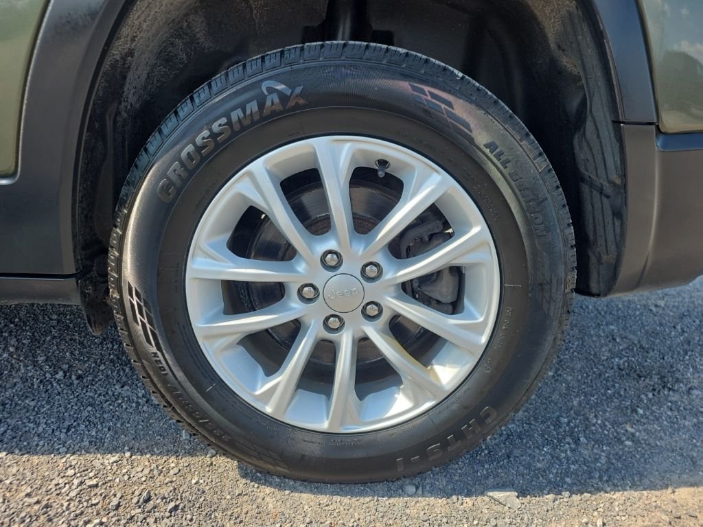 Used 2021 Green Jeep Latitude image 16