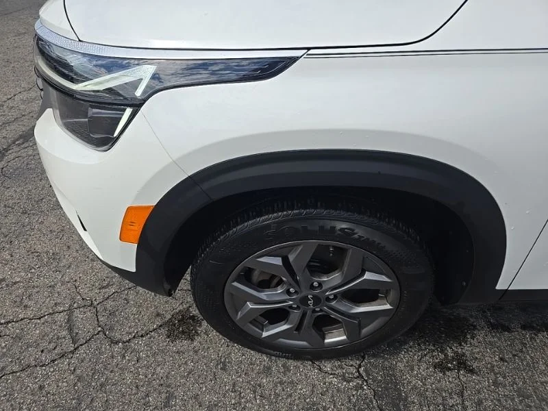 Used 2024 White Kia S image 10