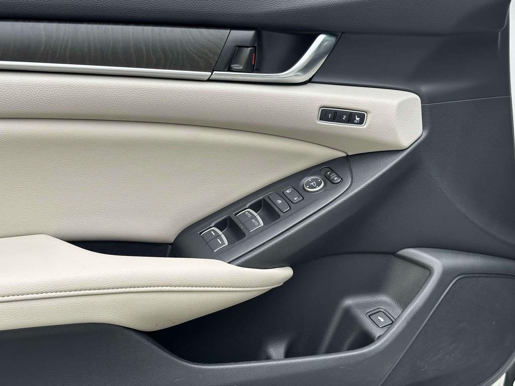 Used 2020 White Honda EX-L image 19