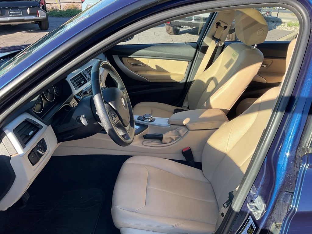 Used 2018 Mediterranean Blue Metallic BMW 320i xDrive image 16