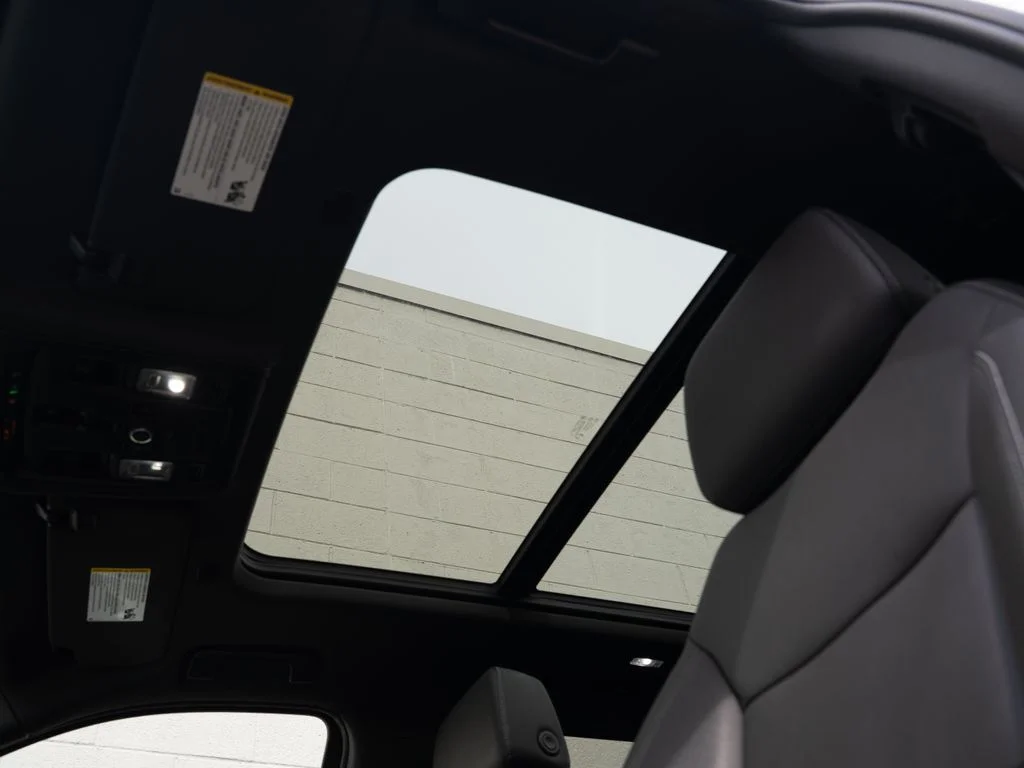 Used 2023 White Chevrolet Z71 image 32