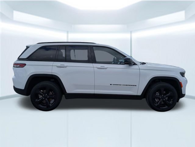 Used 2023 White Jeep Altitude X image 6