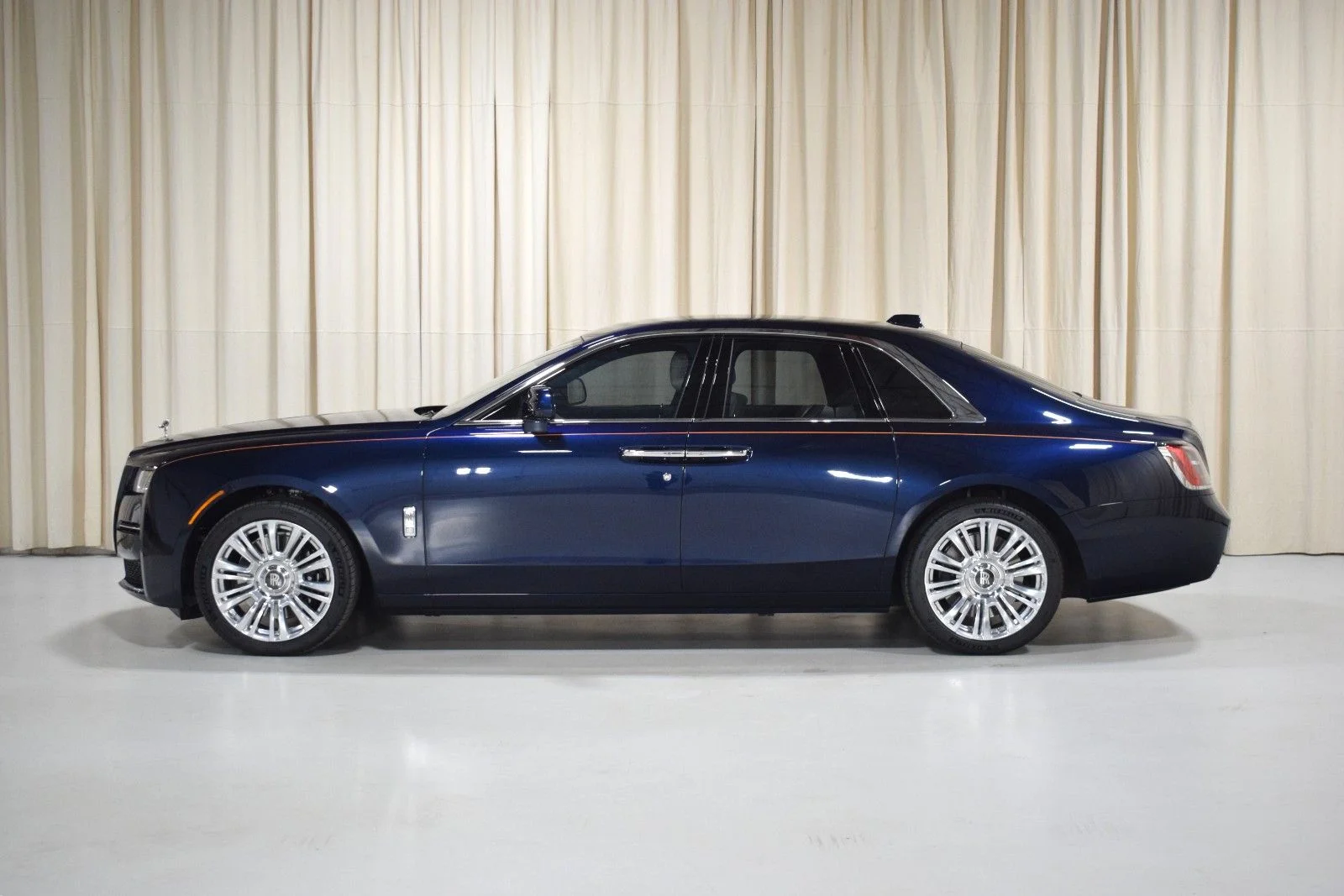Used 2021 Blue Rolls-Royce  image 3