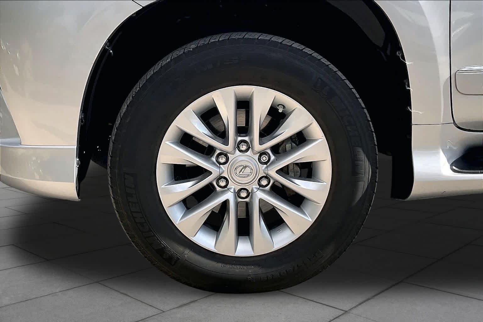 Used 2018 Silver Lining Metallic Lexus Premium image 11