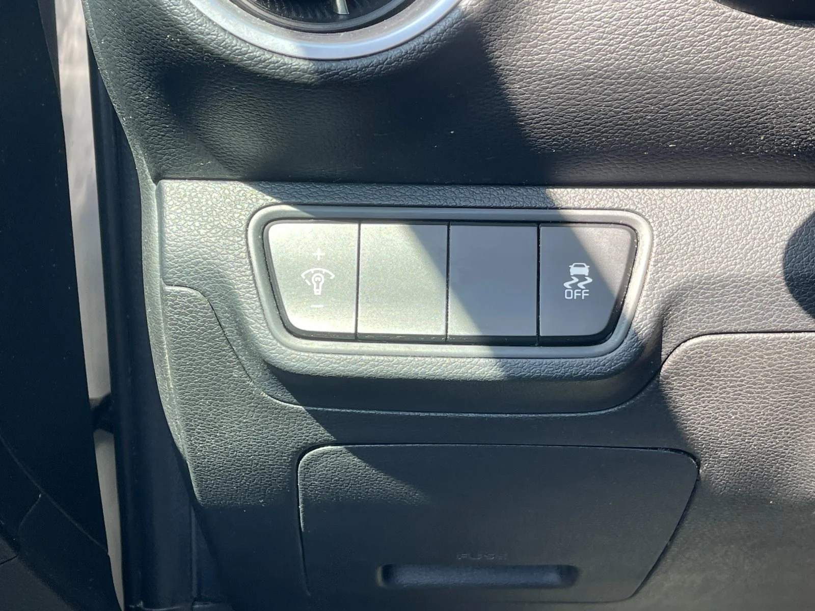 Used 2023 White Kia LXS image 28