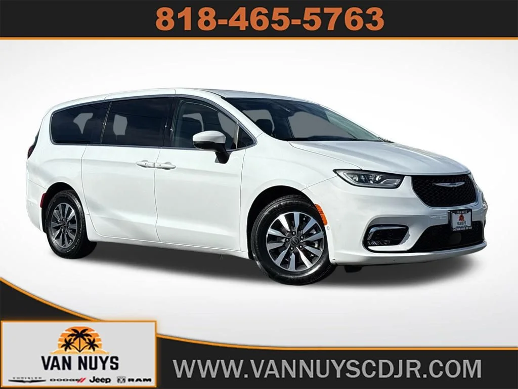 2023 Chrysler Pacifica Hybrid Touring L Hybrid's photo