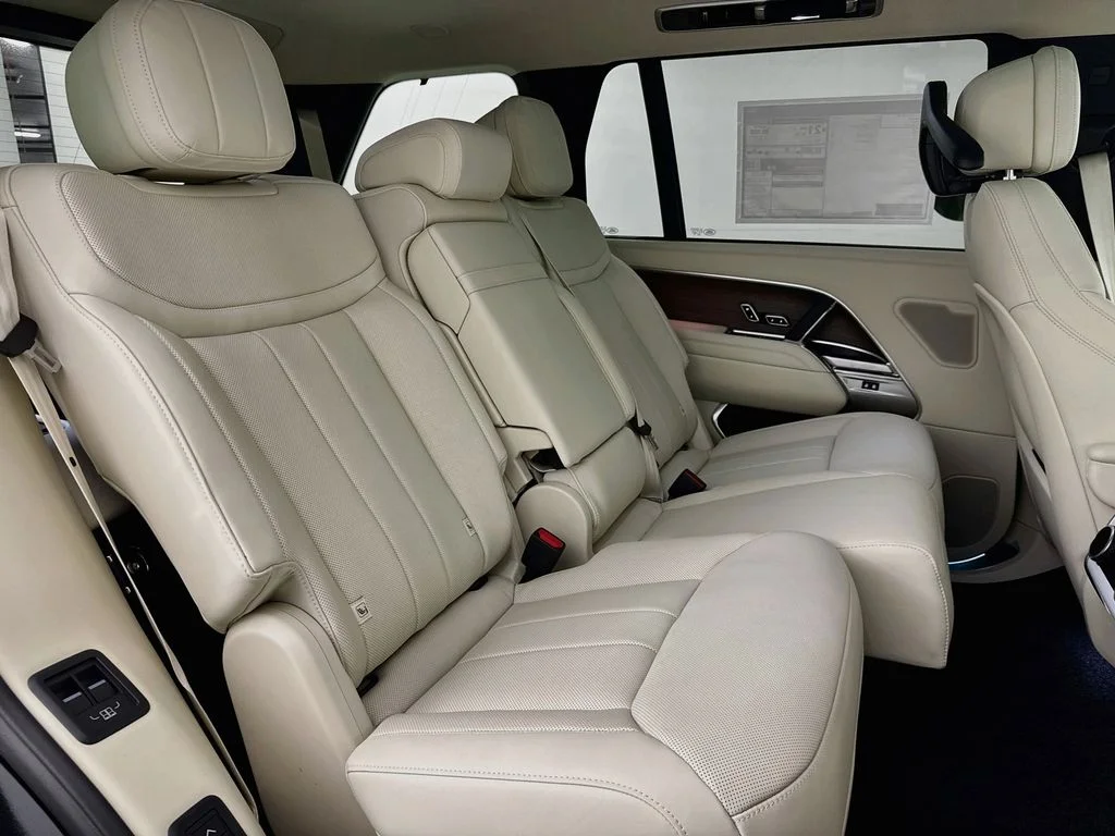 New 2027 Santorini Black Land Rover SE image 29