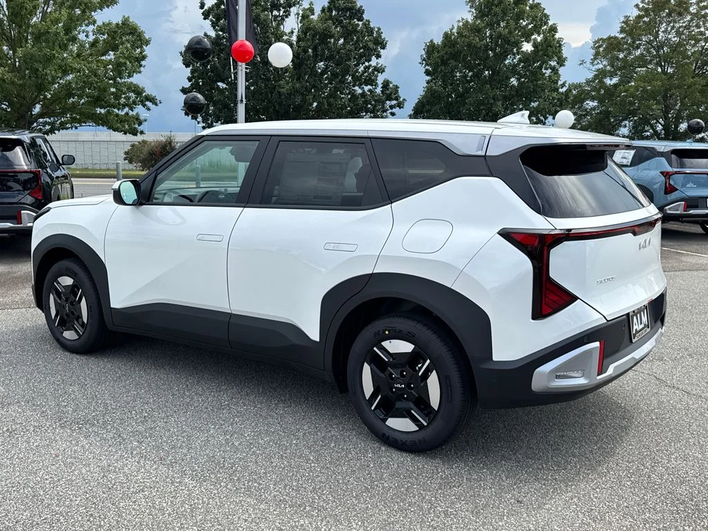 New 2027 Snow White Pearl Kia LX image 5