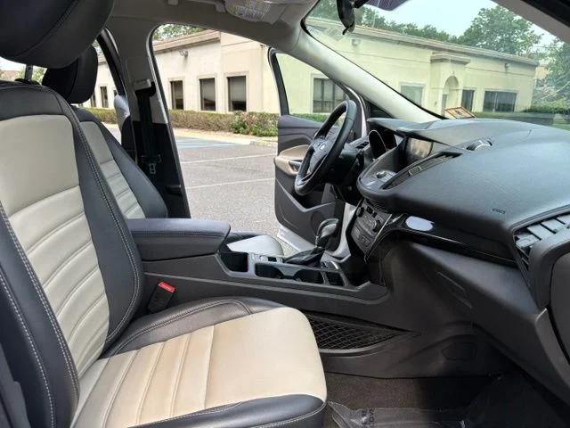 Used 2019 White Platinum Clearcoat Metallic Ford SEL image 19