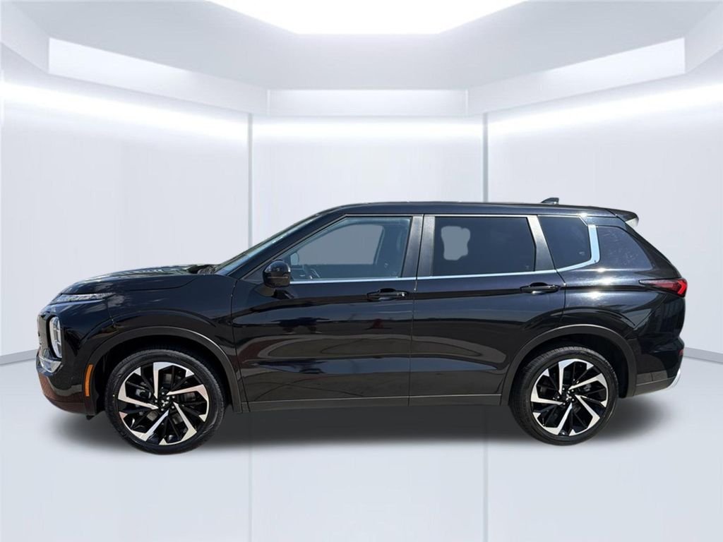 Used 2024 Silver Mitsubishi SE image 3
