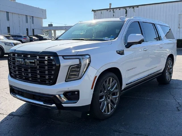 Used 2025 White Frost Tricoat GMC Denali Ultimate image 5