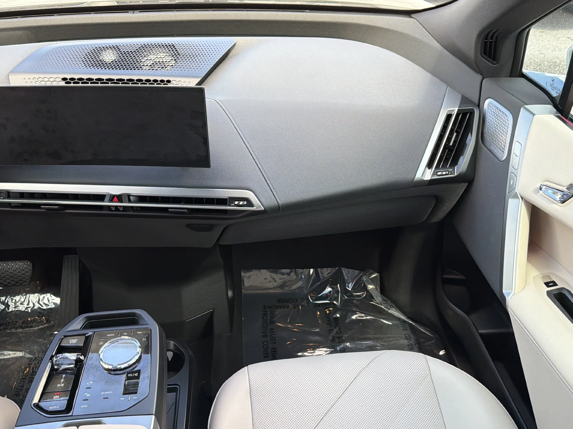 Certified Used 2025 White BMW M60 image 17