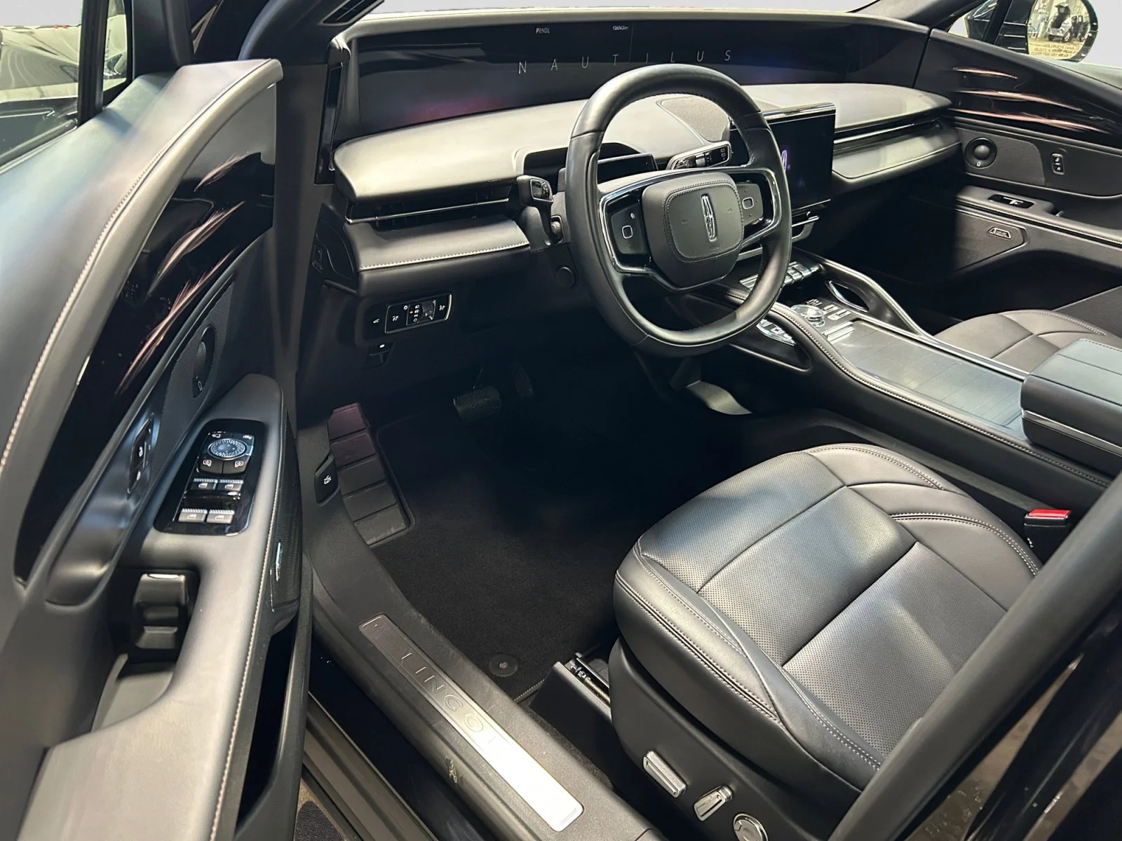 Used 2025 BLACK Lincoln PREMIERE AWD image 13