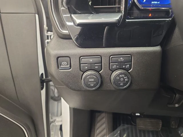 Used 2025 Summit White Chevrolet LT image 32