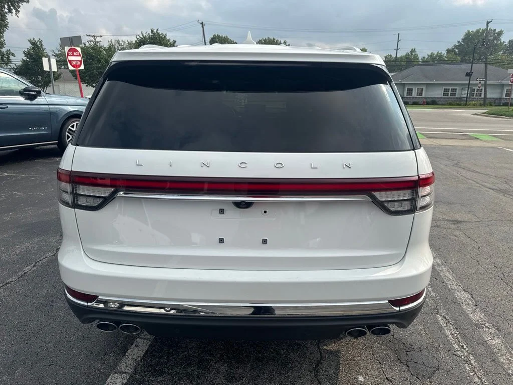 Used 2023 White Metallic Lincoln Standard image 5