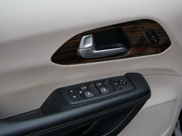 Used 2021 Brilliant Black Crystal Pearlcoat Chrysler Limited image 18