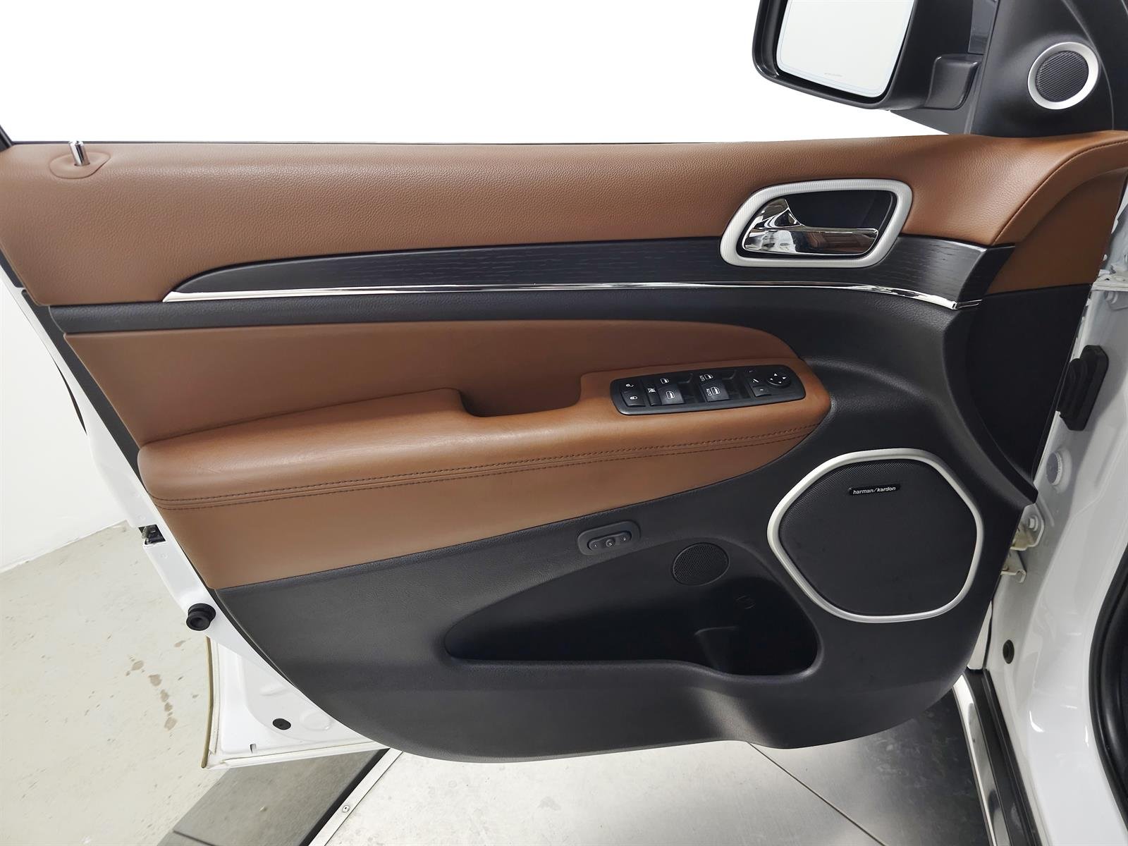 Used 2019 White Jeep Summit image 12