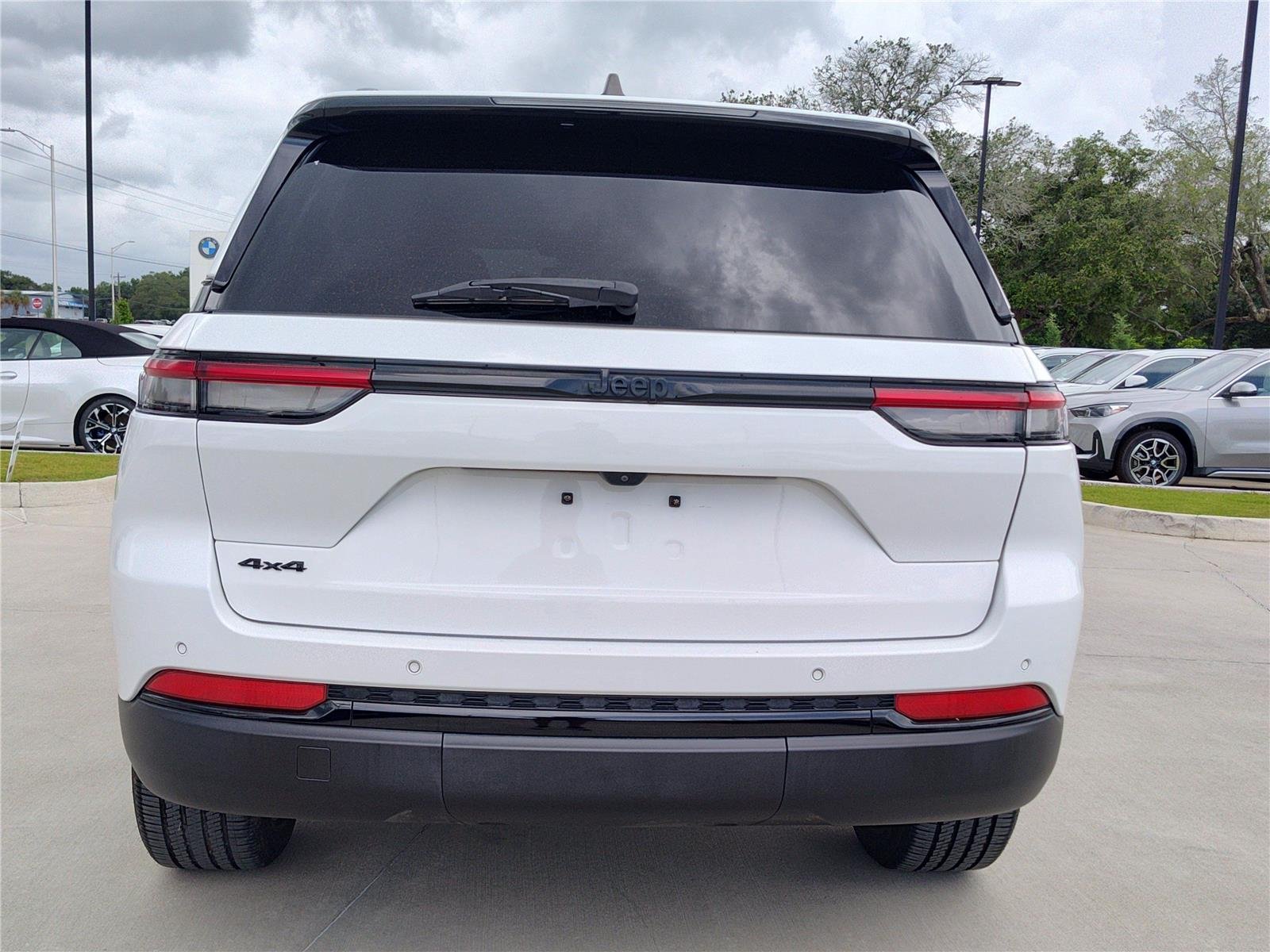 Used 2024 WHITE JEEP LARE image 5