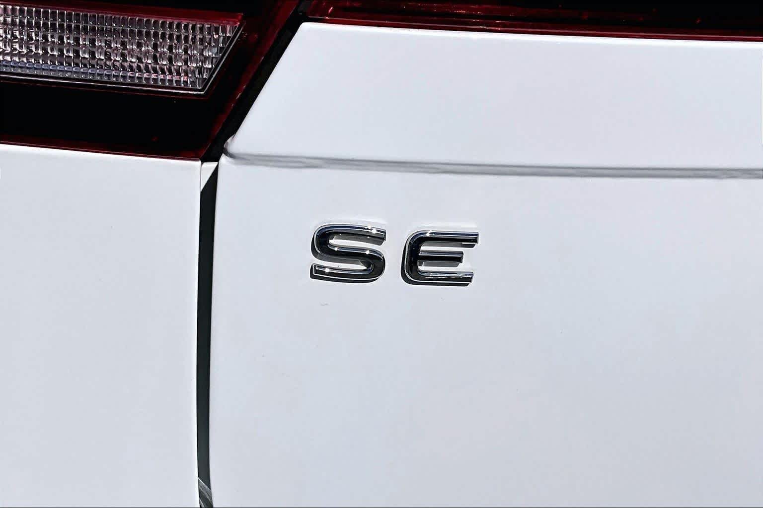 Used 2022 Pure White Volkswagen SE image 10