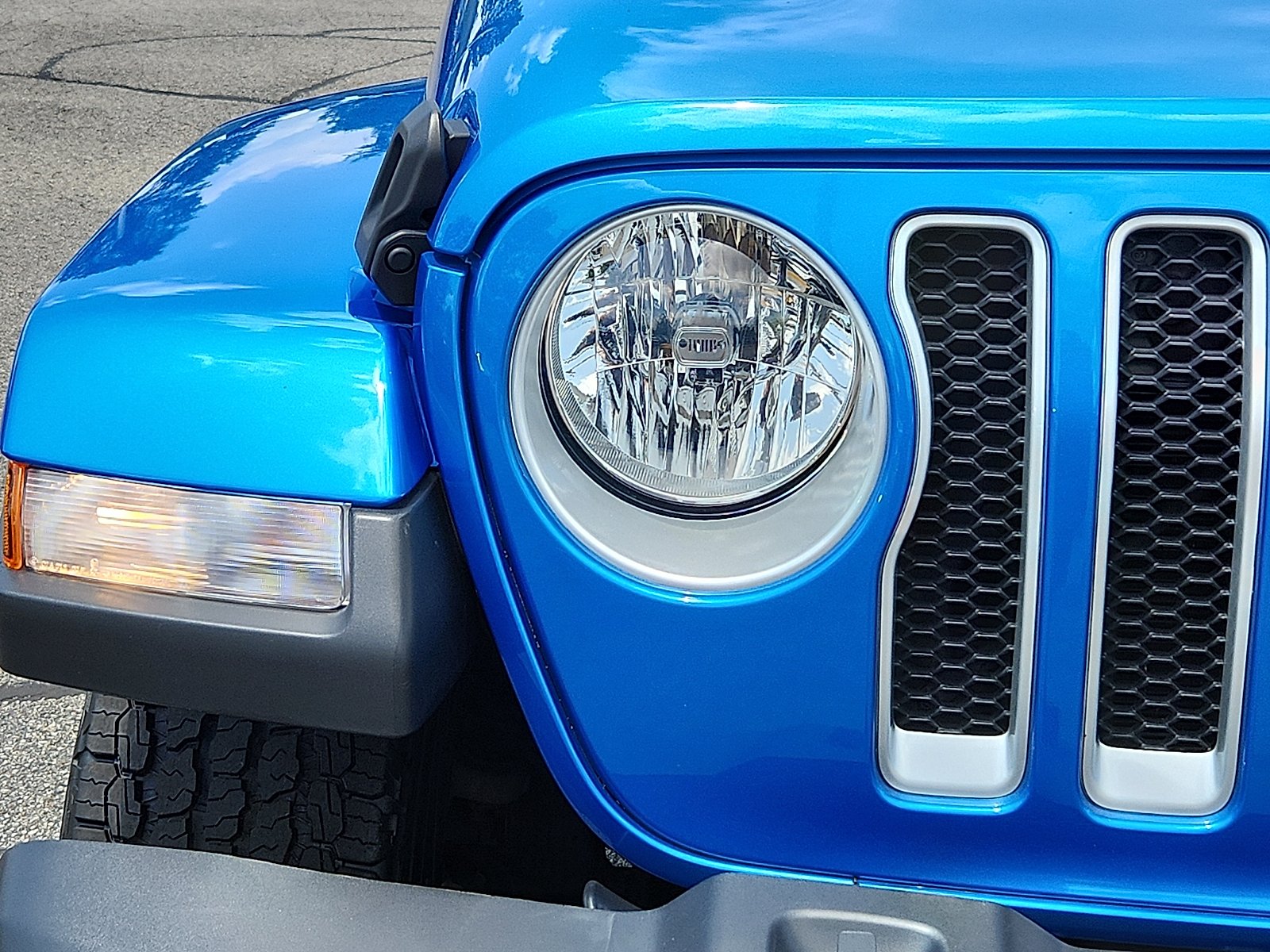 Used 2022 Hydro Blue Pearlcoat - PBJ Jeep Sahara 4x4 image 9