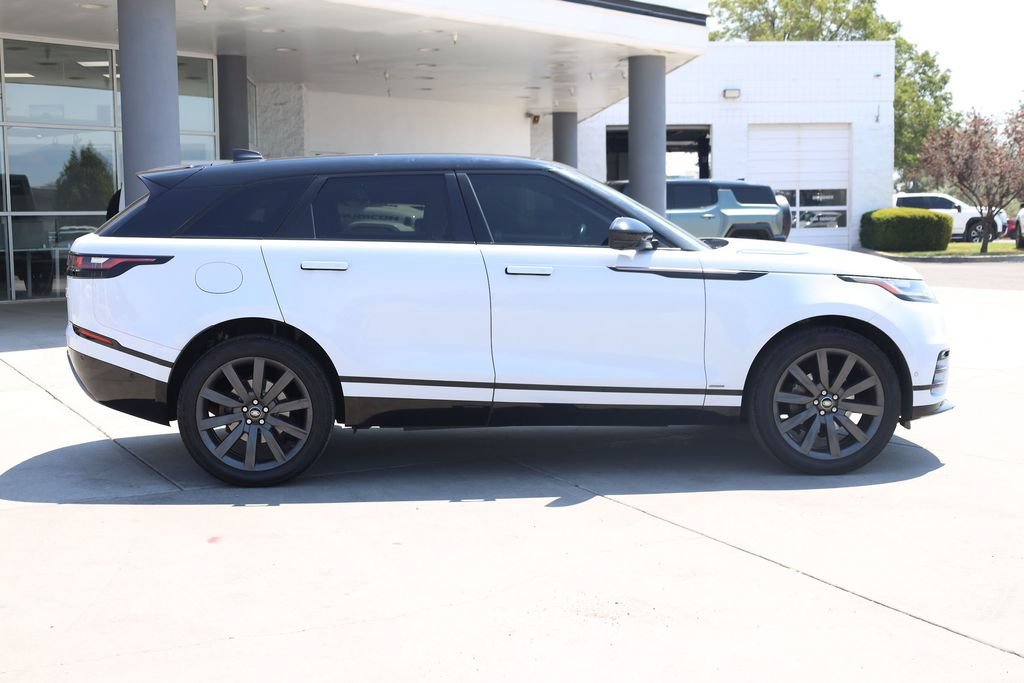 Used 2018 White Land Rover R-Dynamic SE image 7