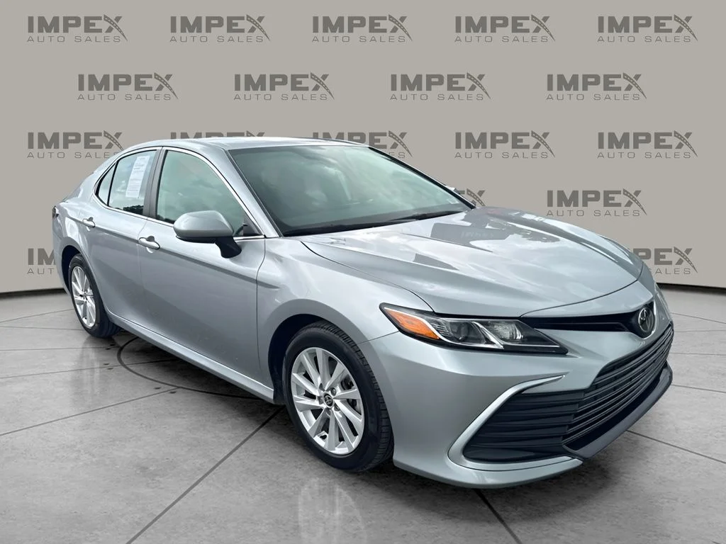 Used 2022 Silver Toyota LE image 4