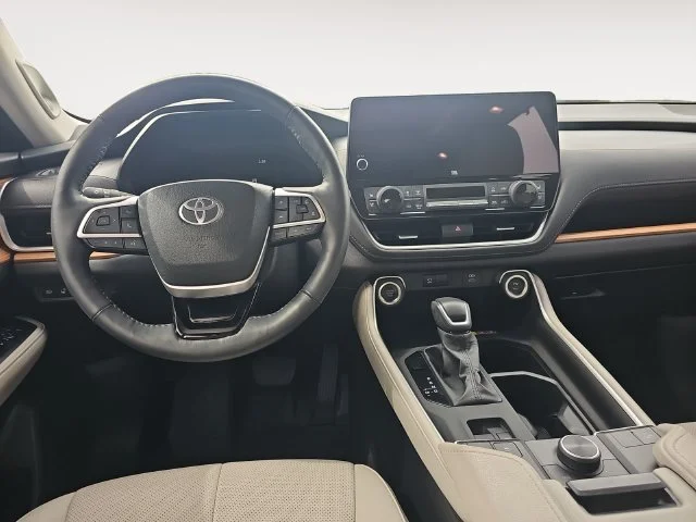 Used 2025 Beige Toyota Platinum image 8