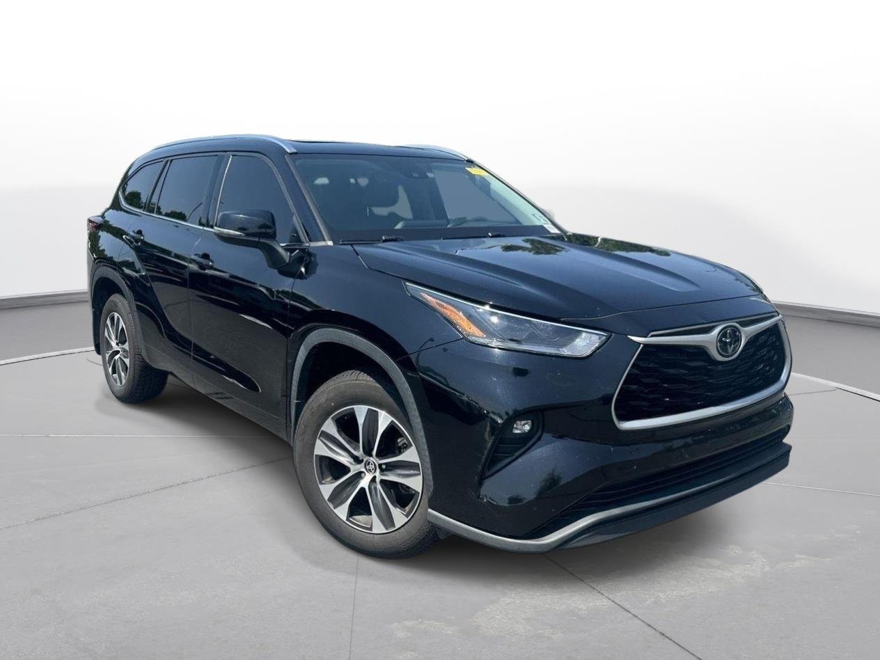 Used 2021 Midnight Black Metallic Toyota XLE image 5
