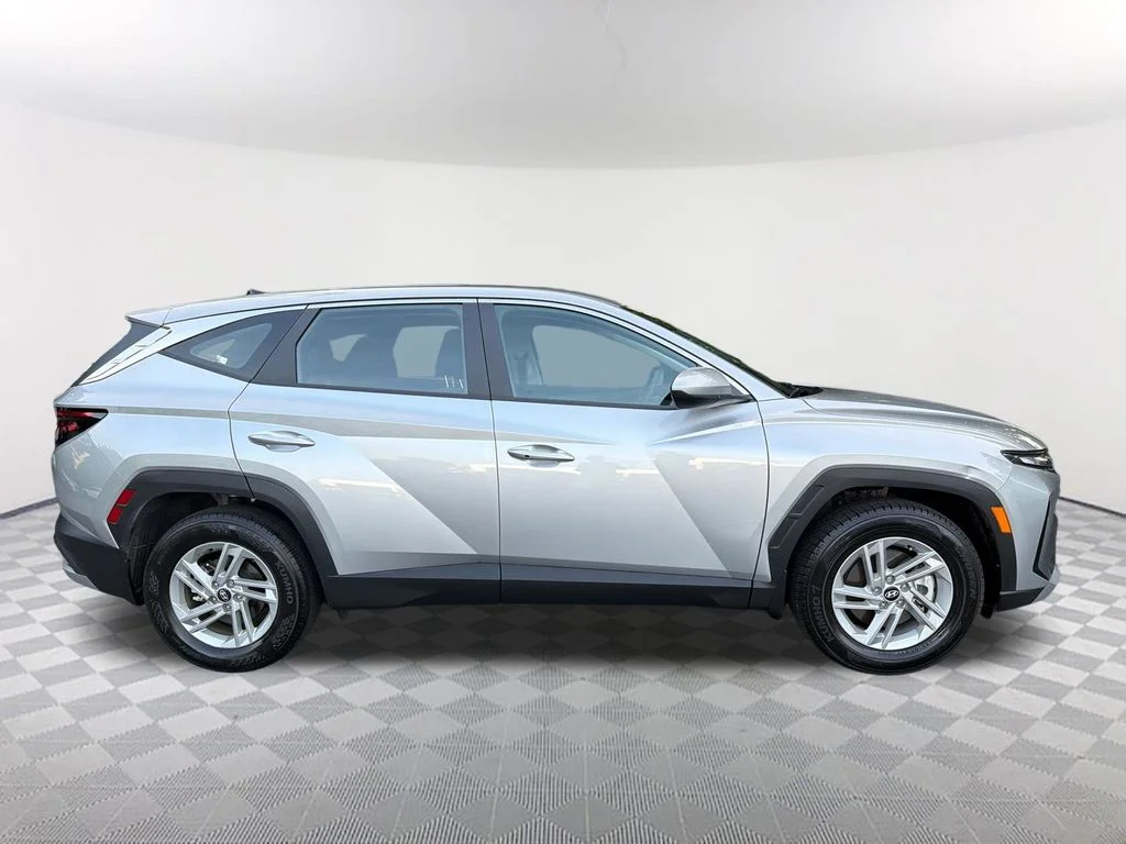 Used 2025 Silver Hyundai SE image 4