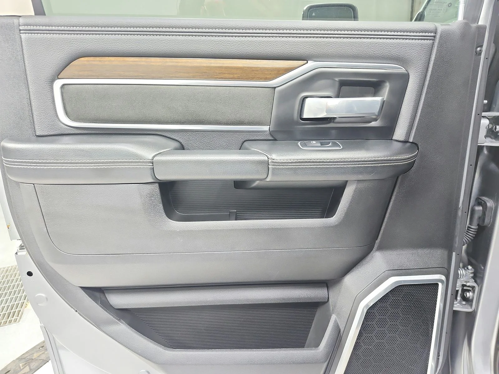 Used 2024 Silver Ram Laramie image 39