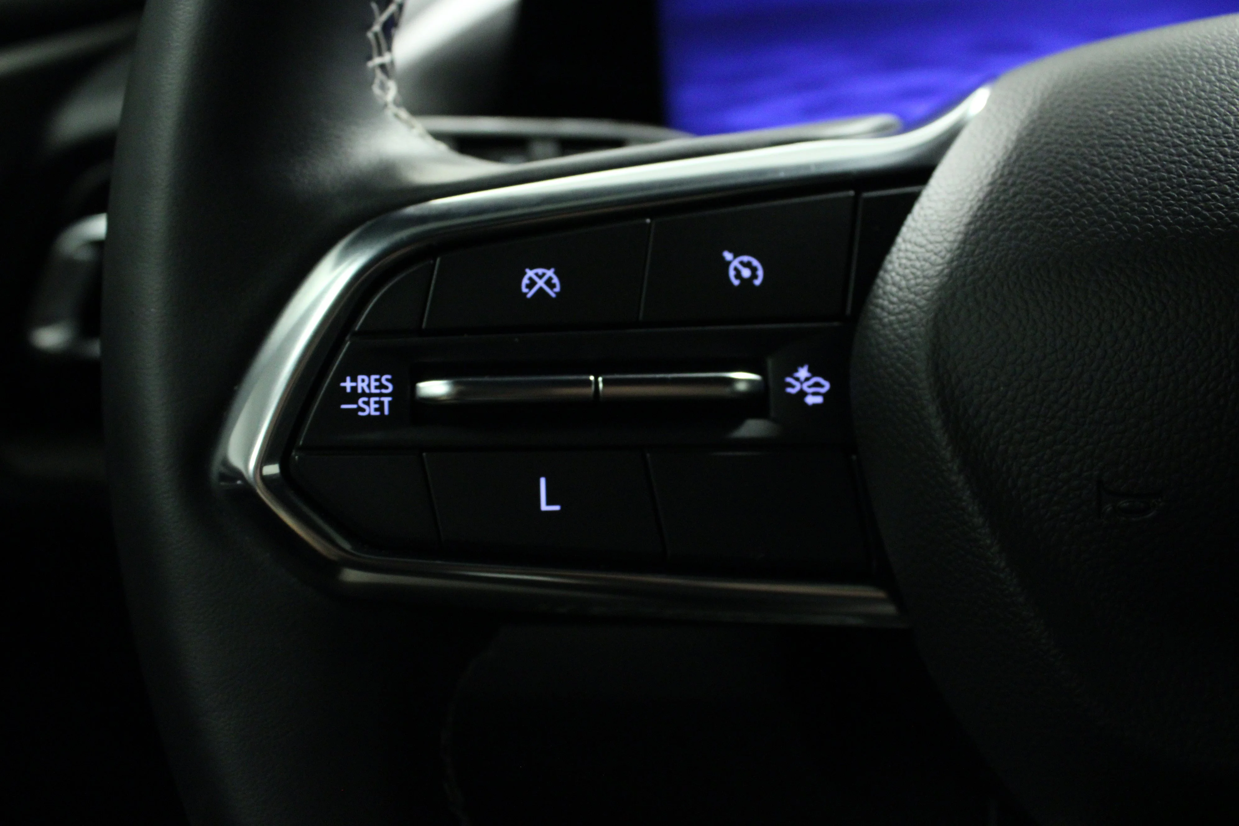 Used 2025 Summit White Chevrolet LT image 21