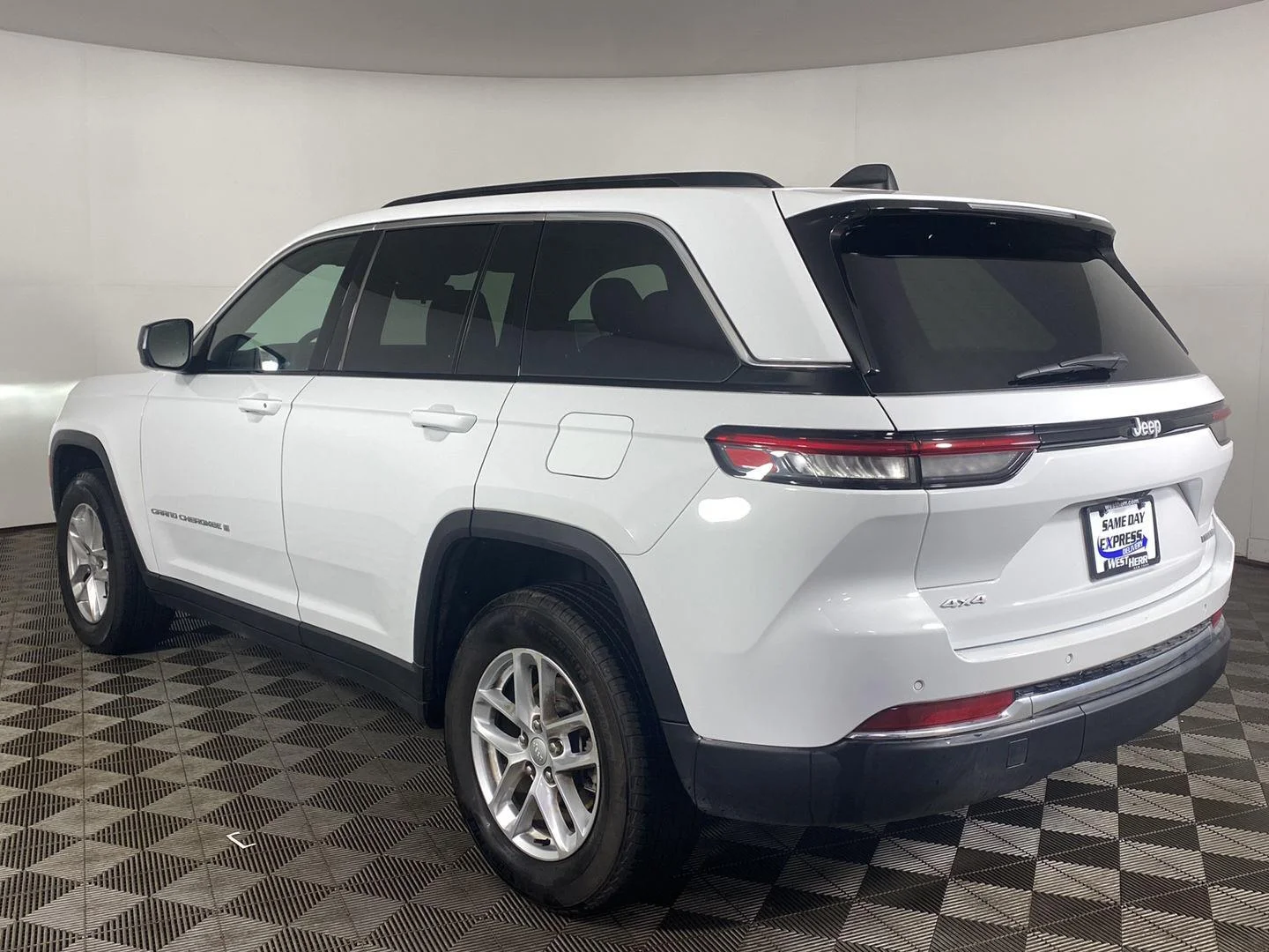 Used 2026 Bright White Clearcoat Jeep Laredo X image 4