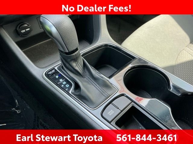 Used 2018 White Hyundai SE image 30