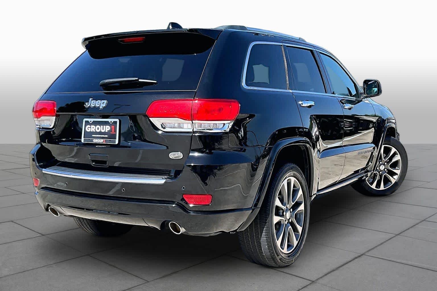 Used 2018 Diamond Black Crystal Pearlcoat Jeep Overland image 13
