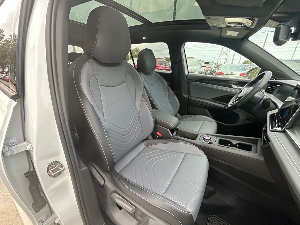 New 2026 White/off-white Volkswagen 2.0T SE R-Line Black image 30
