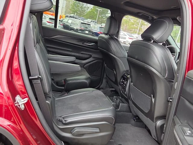 New 2024 Velvet Red Pearl-Coat Exterior Paint Jeep Altitude X image 16