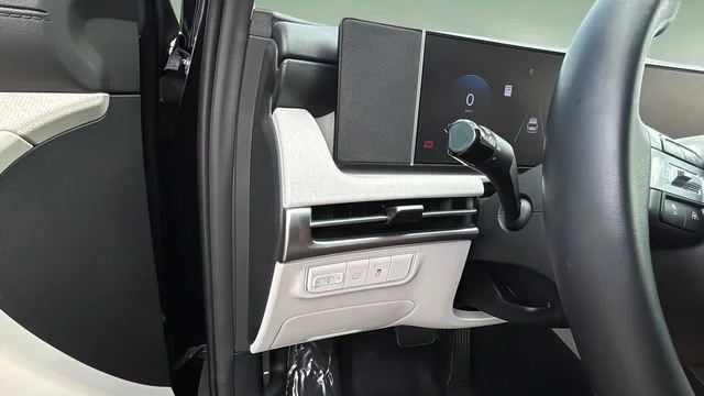 Used 2025 Black Hyundai SEL Convenience image 22