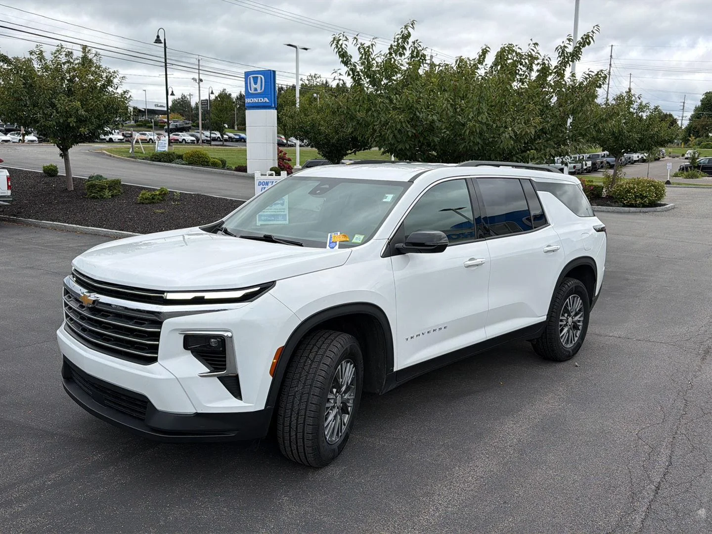 Used 2025 Summit White Chevrolet AWD LT image 3