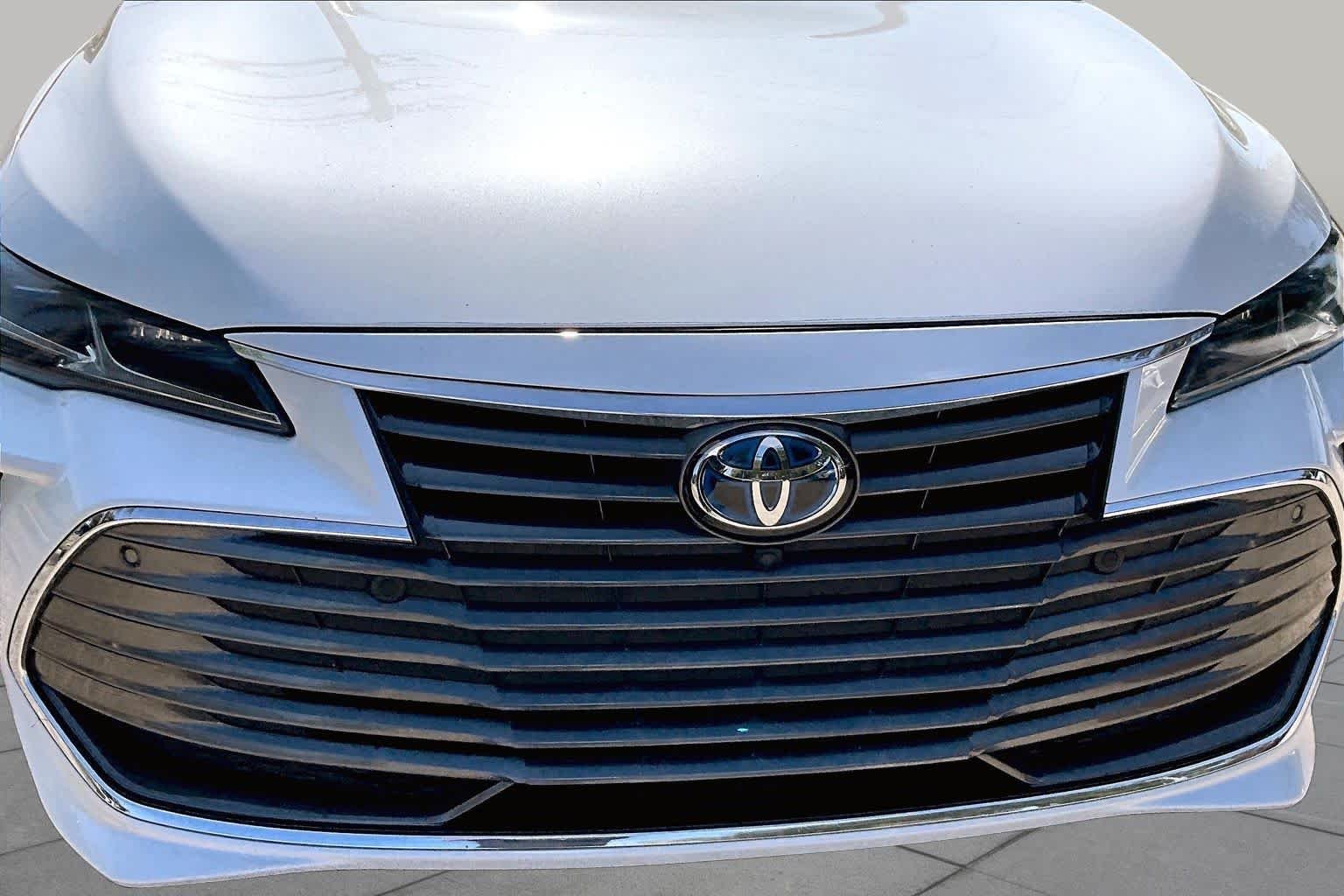 Used 2021 Wind Chill Pearl Toyota Hybrid Limited image 30
