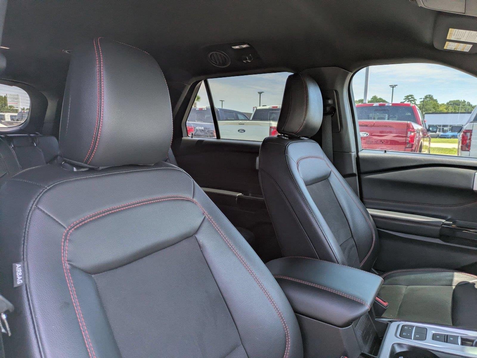 Used 2023 Star White Metallic Tri-Coat Ford ST-Line image 31