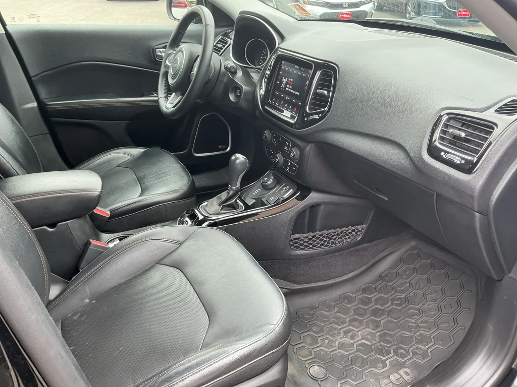 Used 2018 Diamond Black Crystal Pearlcoat Jeep Limited image 13