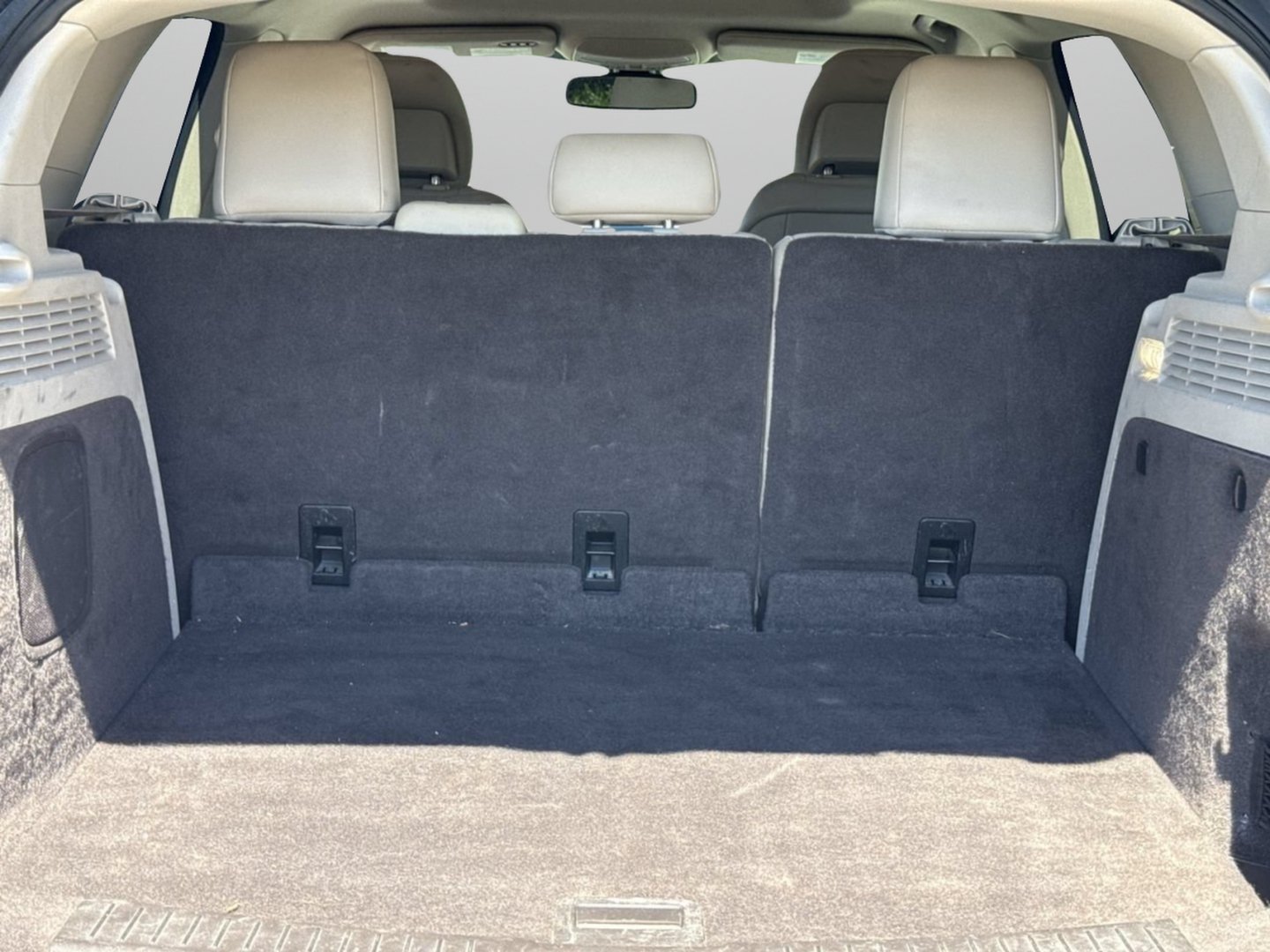 Used 2018 Ivory Pearl Lincoln Reserve image 8