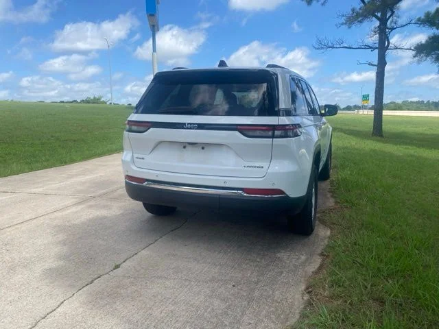 Used 2024 White/off-white Jeep Laredo image 9