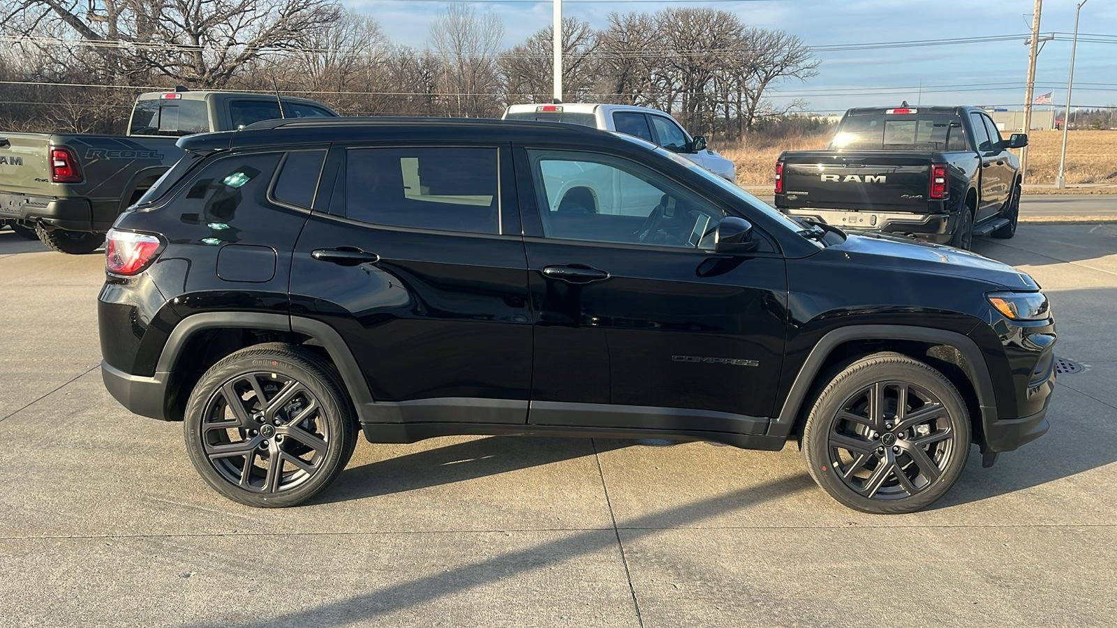 New 2026 Diamond Black Crystal Pearl-Coat Exterior Paint Jeep Latitude image 9
