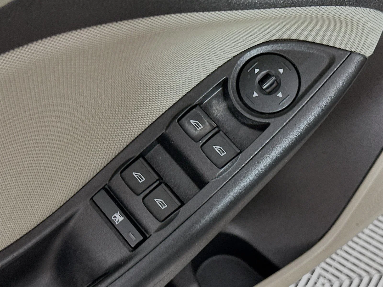 Used 2017  Ford SE image 19