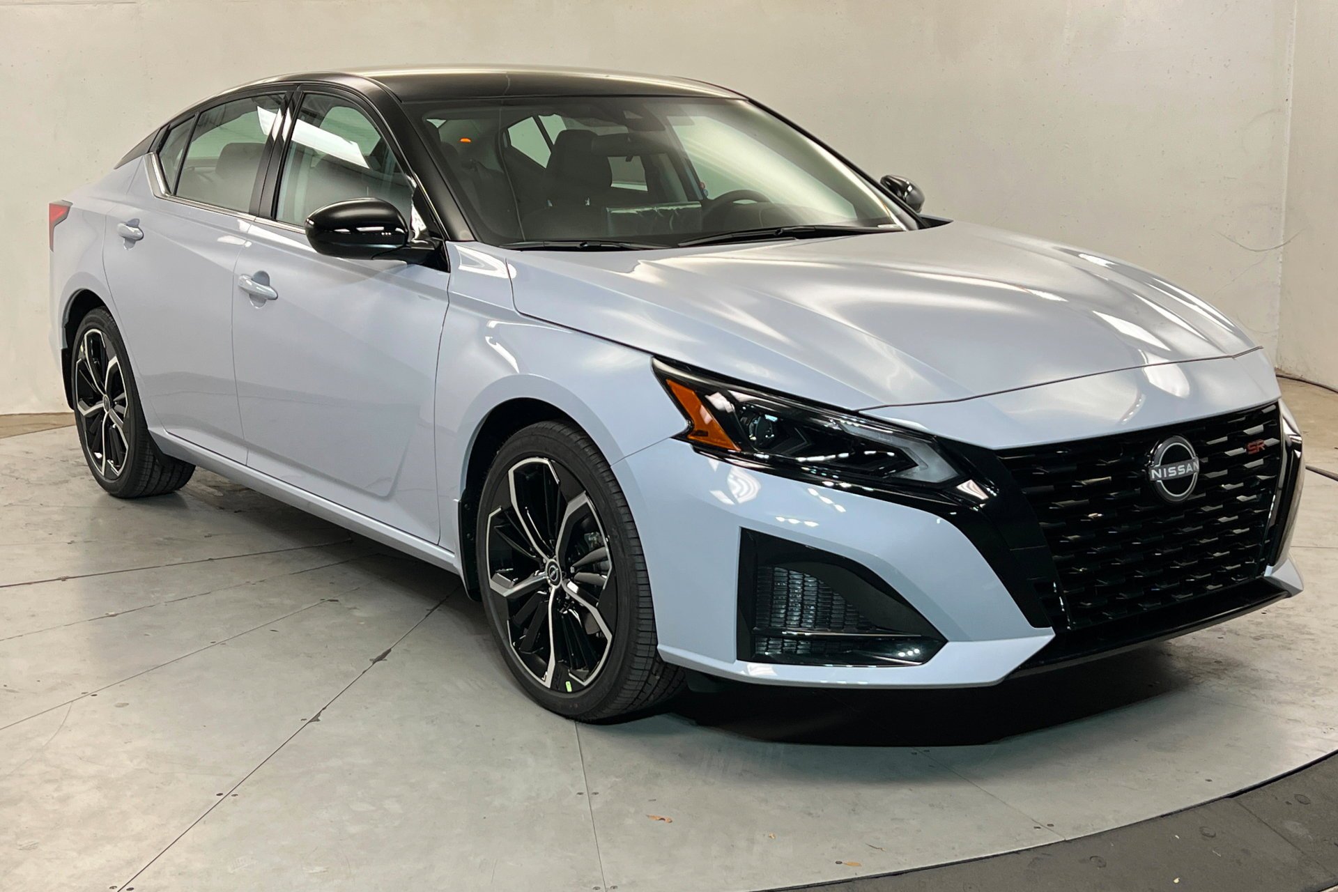 New 2026 Gray Sky Pearl / Super Black Two-tone Nissan SR image 8