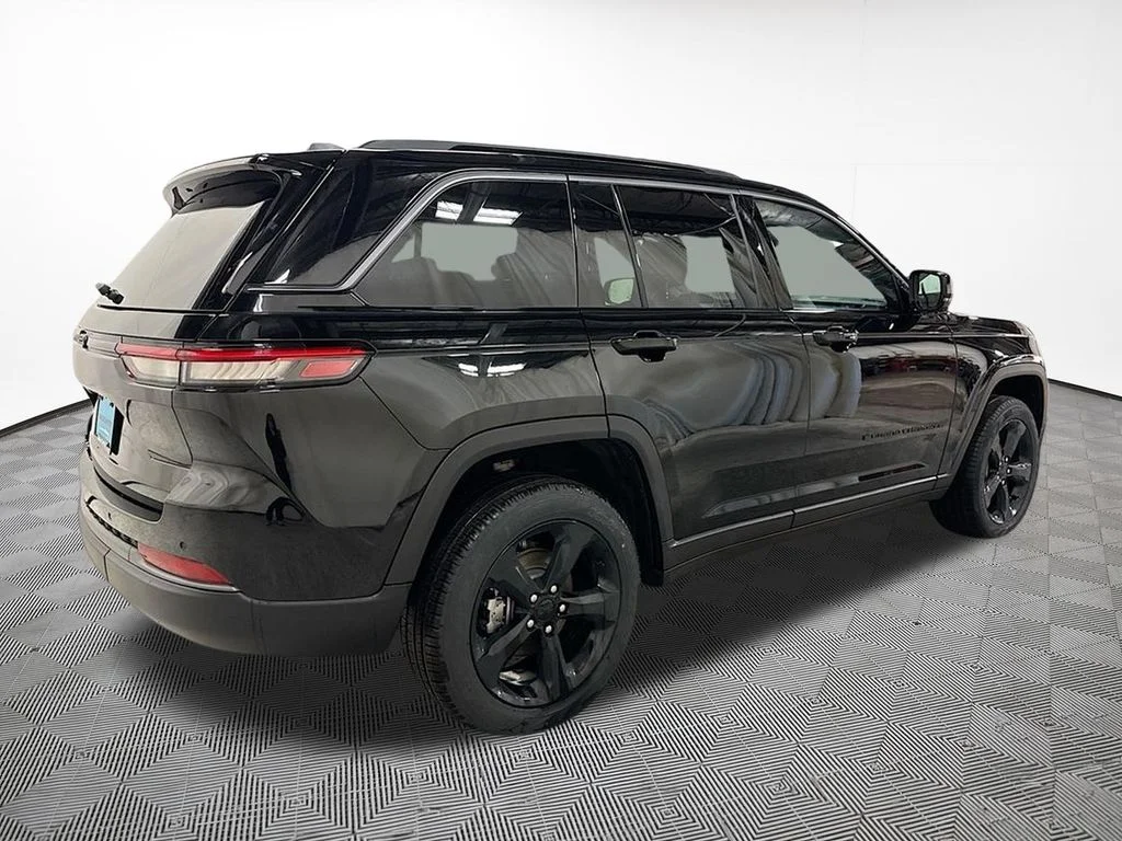 New 2026 Diamond Black Crystal Pearl-Coat Exterior Paint Jeep Limited image 10