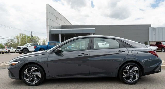 Used 2025 Gray Hyundai SEL Sport image 9